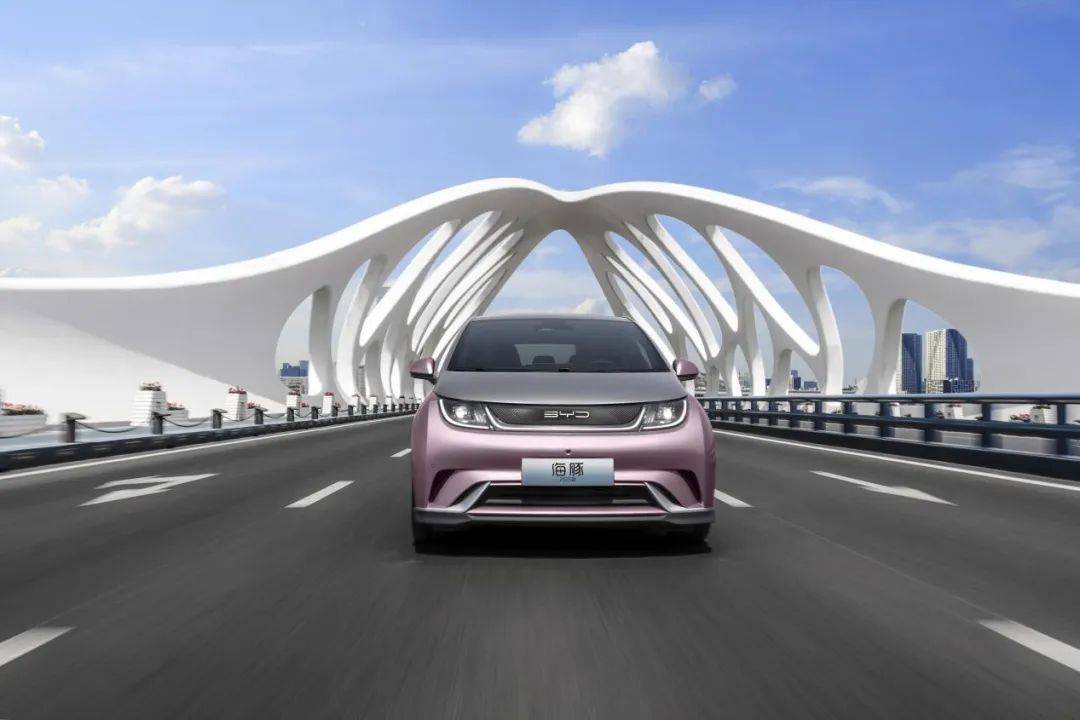 中国新能源车新速度，比亚迪2025款海豚宠爱焕新暨第70万辆下线-比亚迪海豚新能源汽车评测怎么样
