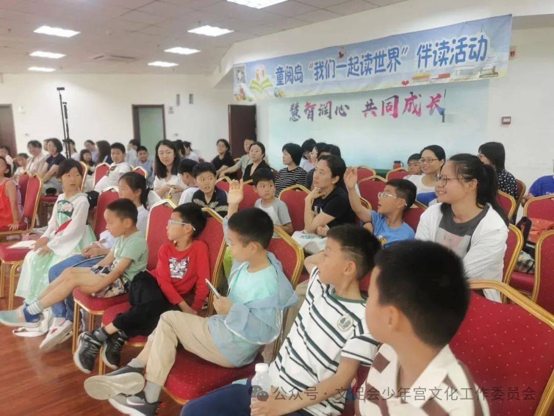 的校园文化,朗朗的读书声,让小朋友们对小学的一切感到无比新鲜与好奇