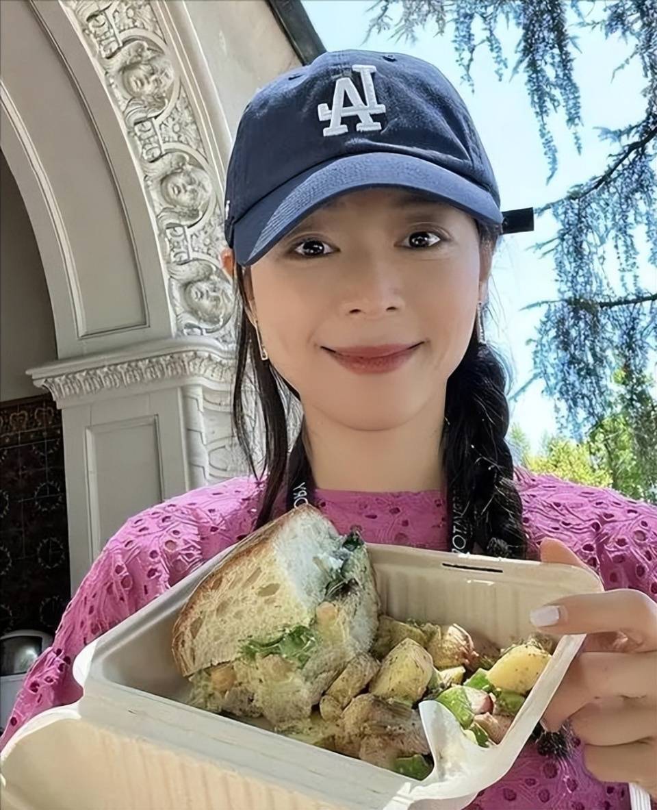 全素饮食不健康,对身体不好?44岁张静初直播回应争议,引发网友热议
