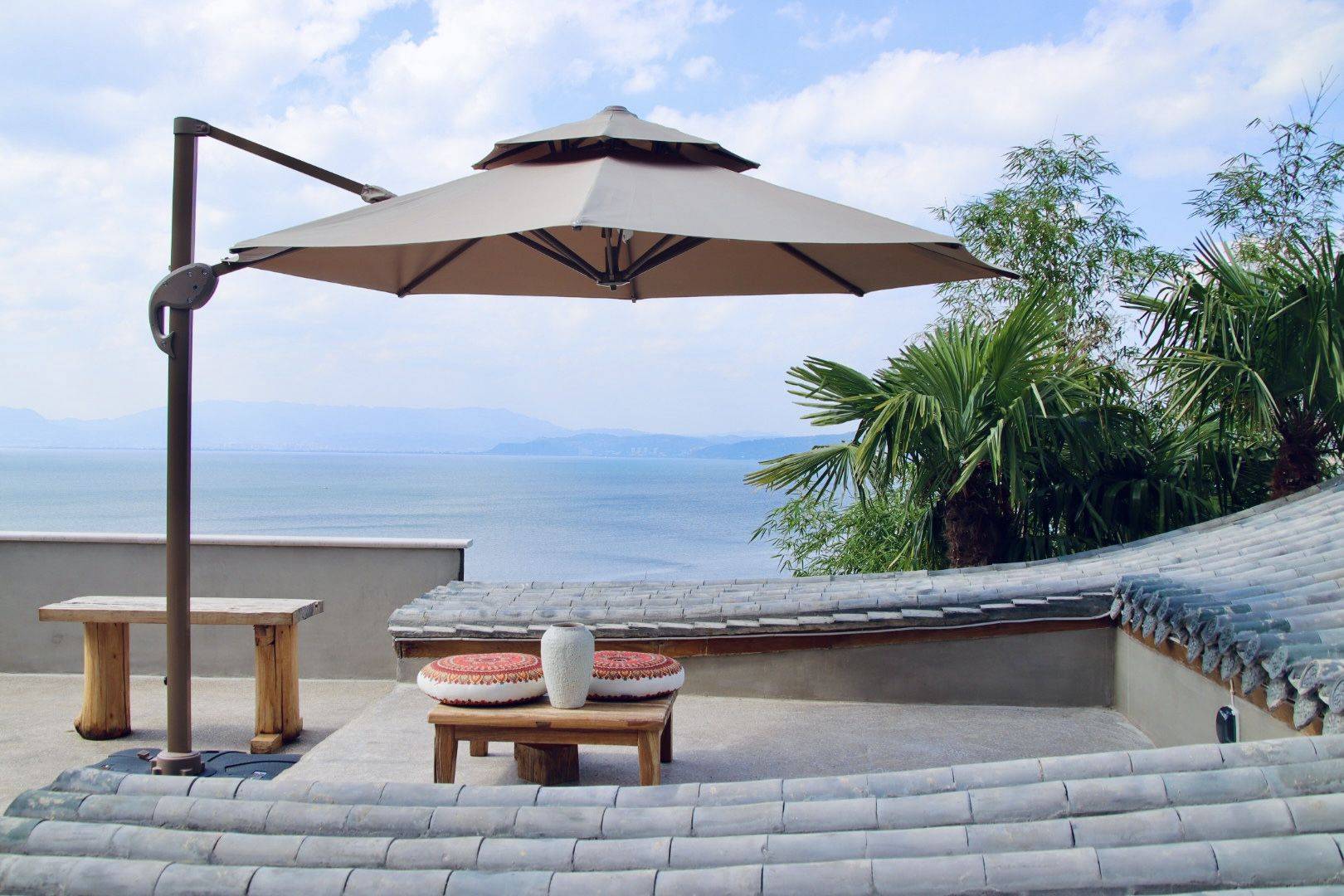 民宿在整体设计上极尽巧思,11个房间全都面朝抚仙湖且带有观景露台