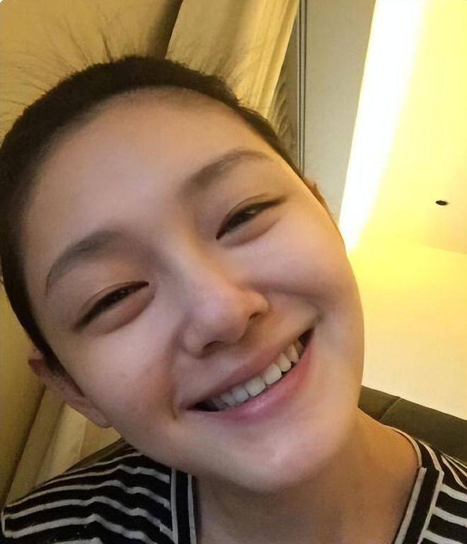 大s自拍照曝光,表情怪异,网友热议眼神迷离!