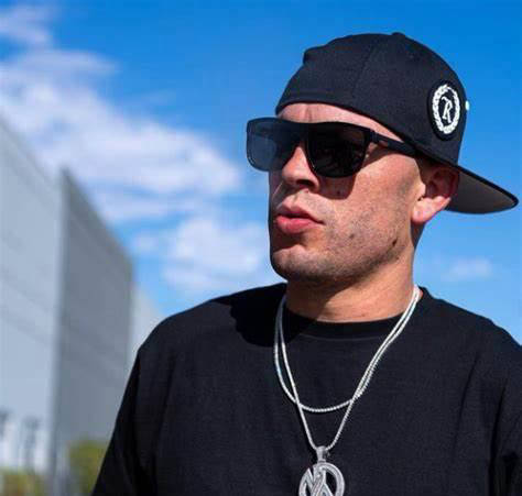 内特·迪亚兹在职业拳击赛场上成功复仇,击败乔治·马斯维达尔