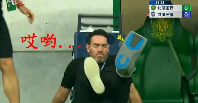 本罗连过数名防守球员,眼看即将突破重围,却被邓涵文一个双腿飞铲放倒