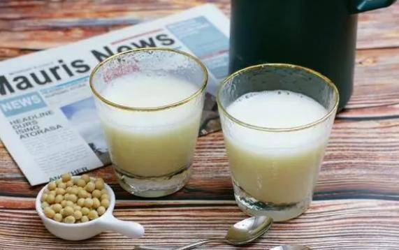 女人患上乳腺癌,不能喝豆浆和牛奶?医生道出了真相