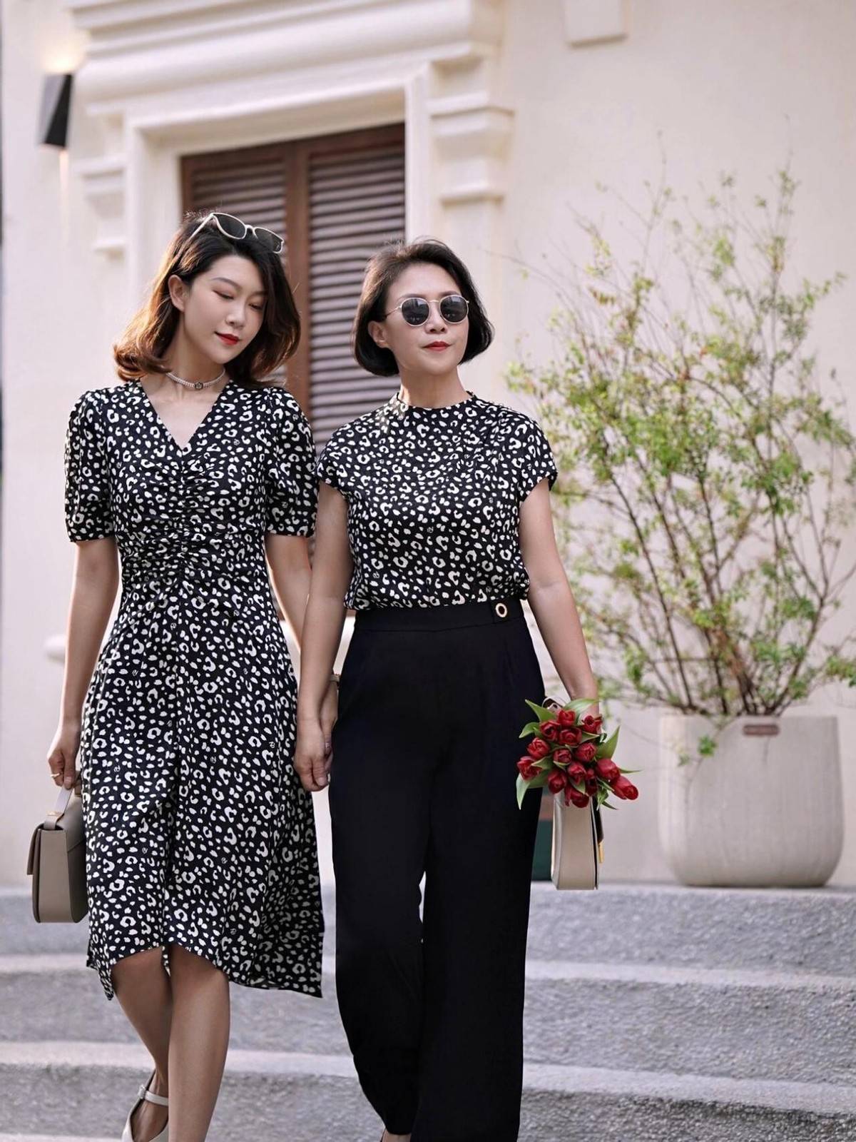 像这种米色的针织短袖,搭配高腰的阔腿裤,都是一些基础款,所以组合在