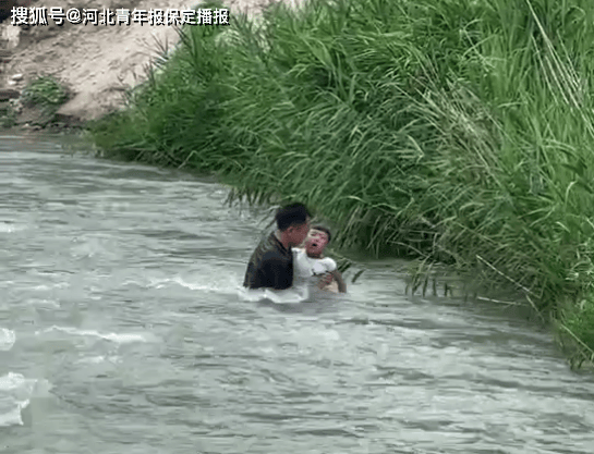 超燃!保定一男子变身"水上飞人",20秒勇救落水儿童