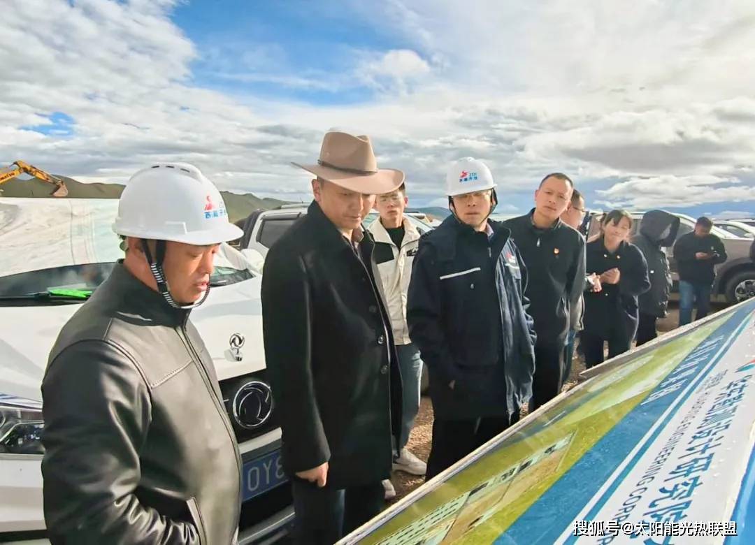 安多县县长罗杰一行赴西藏开投安多县土若125mw光伏50mw光热一体化