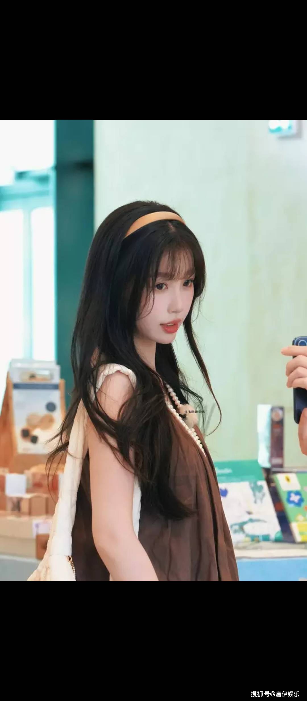 虞书欣综艺路透曝光,棕色裙装优雅,与玩偶合影俏皮可爱,展现多面魅力