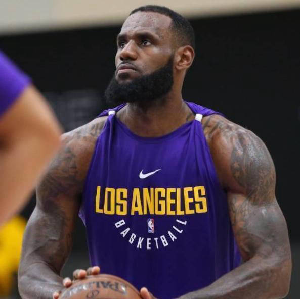 詹姆斯:实战至尊为何少见胸腹肌?_肌肉_胸肌_投篮