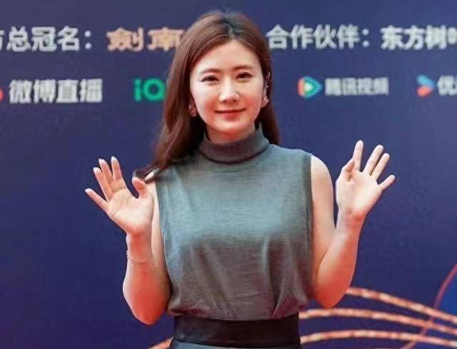 福原爱离婚后焕发新活力!时尚现身,散发风采,备受瞩目