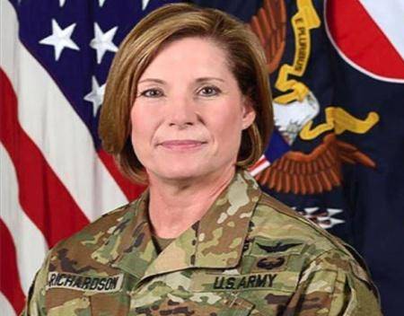 劳拉·理查德森_女性_指挥官