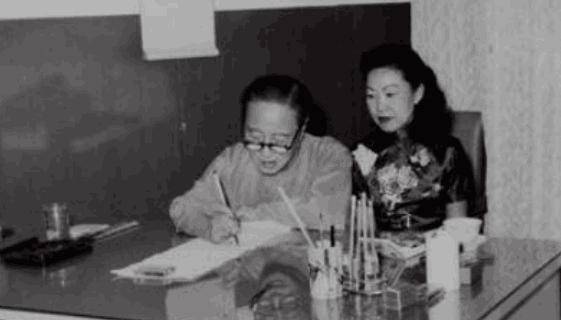 而更可悲的是,李墨云尚且年轻,但是溥儒却渐渐上了