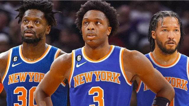 尼克斯队的阵容中,兰德尔作为三当家在得分和篮板方面表现出色,尽管