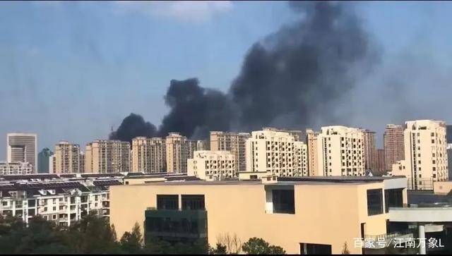 浙江嘉善一建筑起火 无人员伤亡,现场火光以及黑色浓烟清晰可见-浙江嘉善失火原因