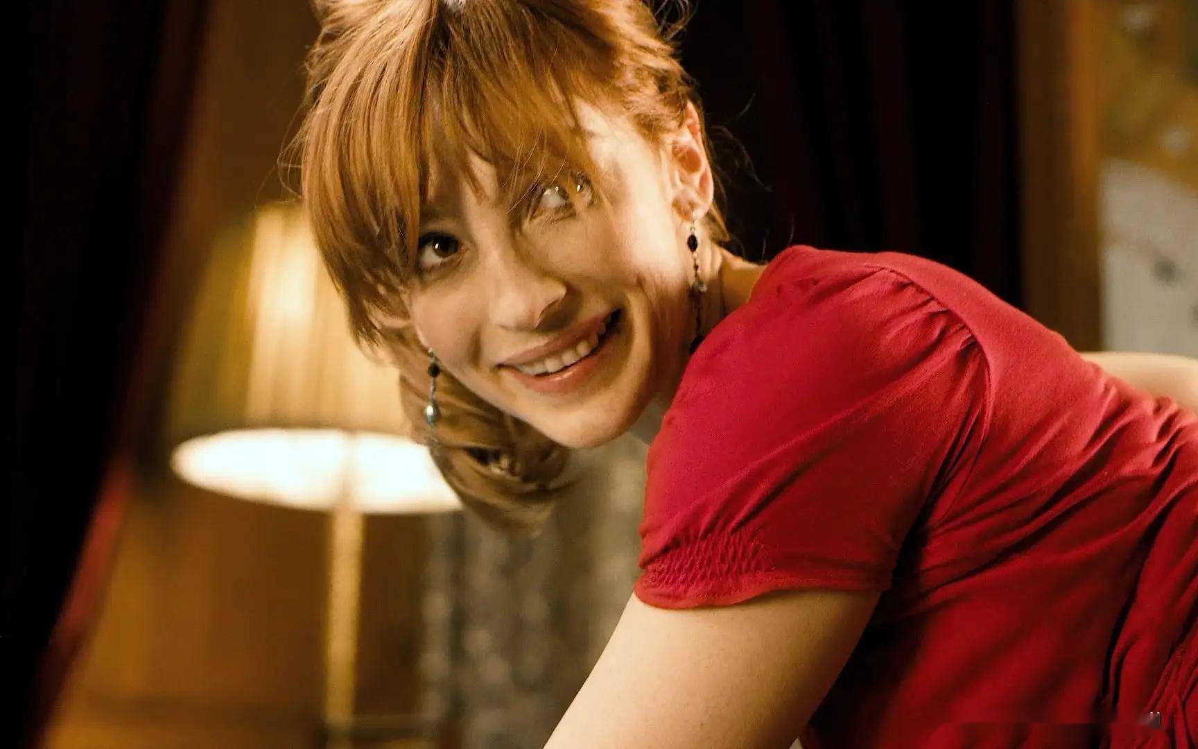 妩媚身姿谁能抵挡!维卡·克里克斯惊艳写真,女神范儿尽显!
