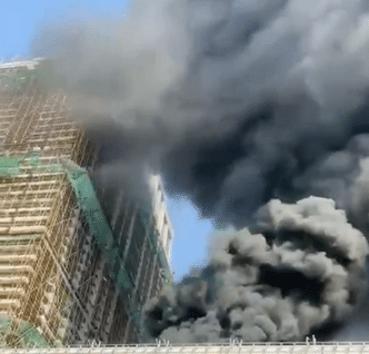 浙江嘉善一建筑起火 无人员伤亡,现场火光以及黑色浓烟清晰可见-浙江嘉善失火原因