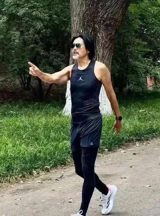 69岁周润发北京晨跑被偶遇,背影如30岁小伙!