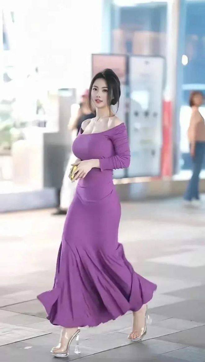紫色大长裙穿搭,丰润美女夜晚炸街!