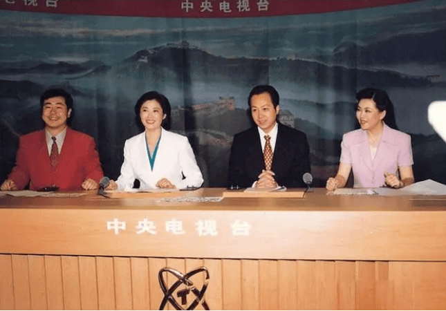 1997年6月30日,香港回归祖国,在这令人振奋的时刻,有4位主持人同样怀