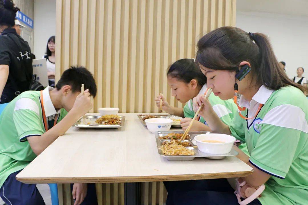 在经过一天生动有趣的研学旅行后,同学们来到了西南大学食堂,品尝到了