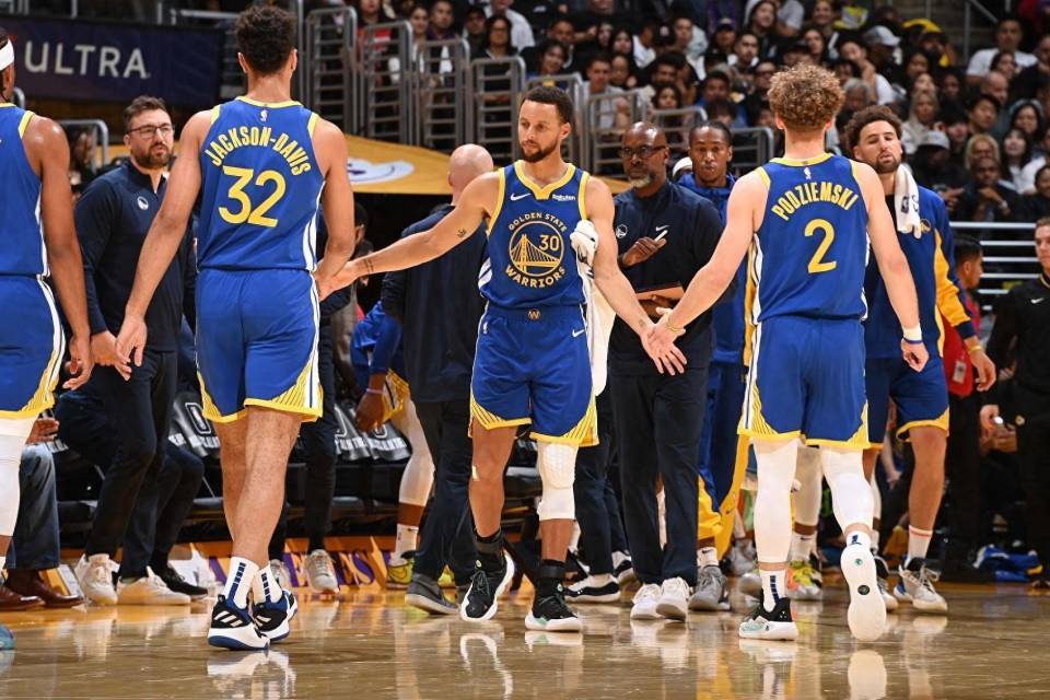 四笔签约!勇士首发大换血,替补全面升级,进季后赛板上钉钉了