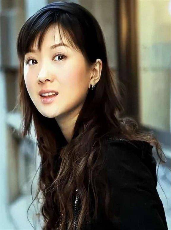 曾与蒋欣相恋多年,转身娶了小四岁娇妻,如今妻子和他爆红_王阳_高斯