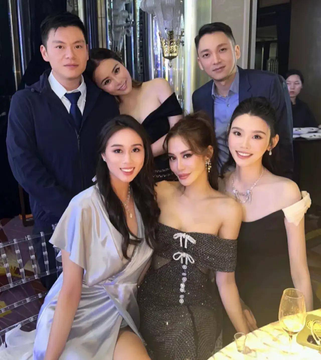 何超盈给林心儿庆生,两人穿闺蜜装合照,何超盈脖子前倾有点吓人