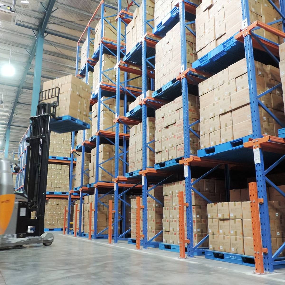 冷库提升效率用哪种货架好?仓储重型货架厂家解析