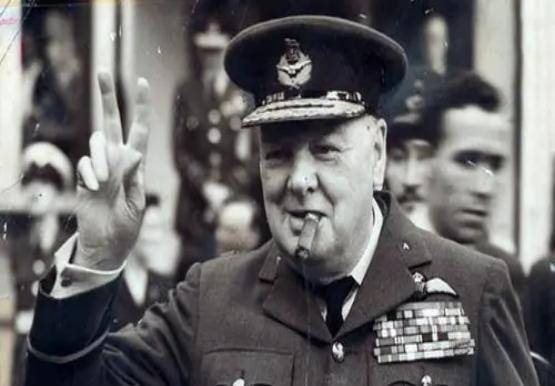 学习骑兵专业,开启了他短暂的军旅生涯,丘吉尔先后参加了许多英军活动