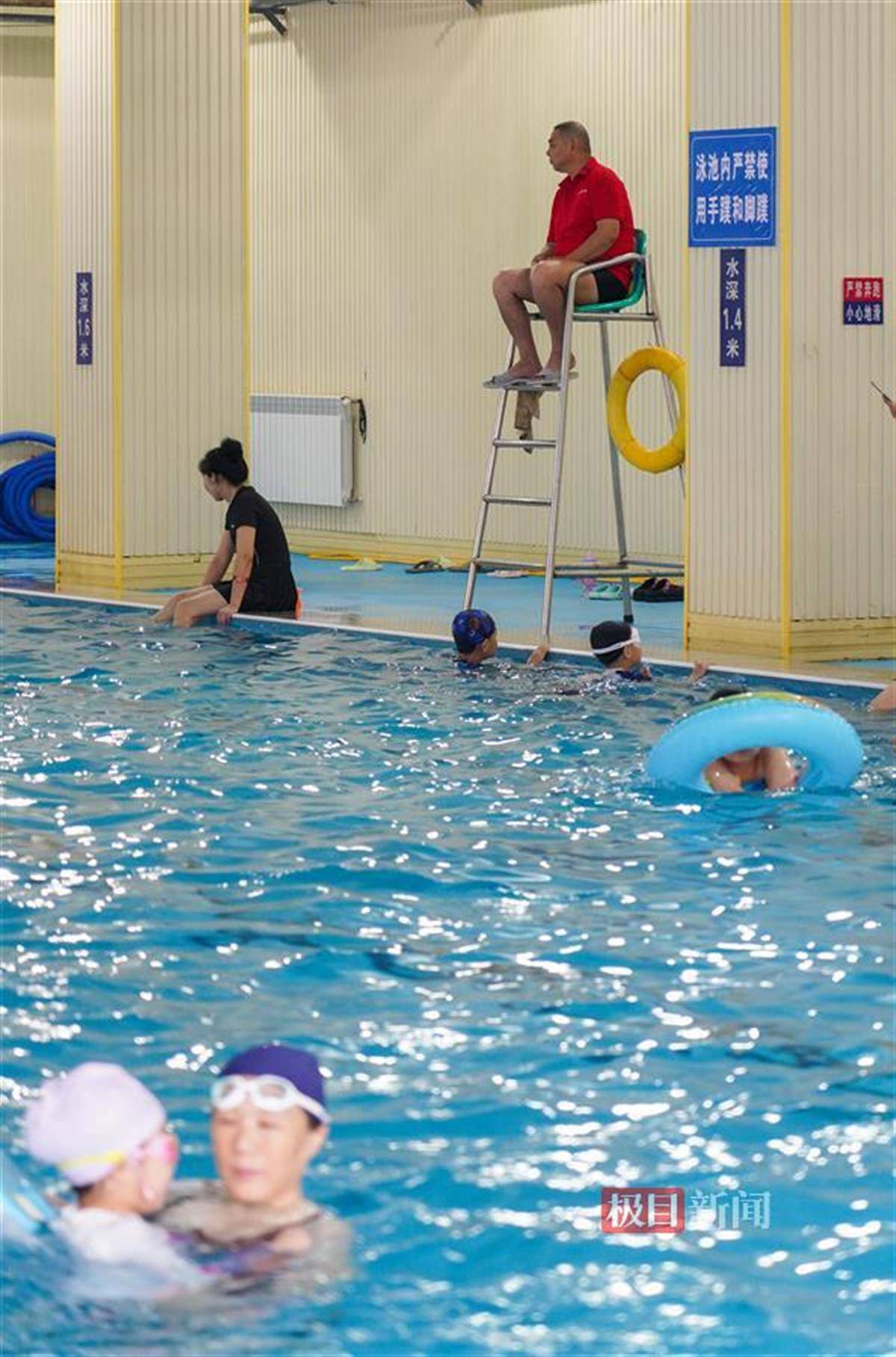 记者实探:在这里玩水既安全又有趣_游泳馆_救生员_小朋友