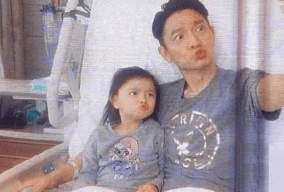 朱丽蒨和女儿为刘德华演唱会撑场,12岁刘向蕙亭亭玉立眉宇间神似爸爸