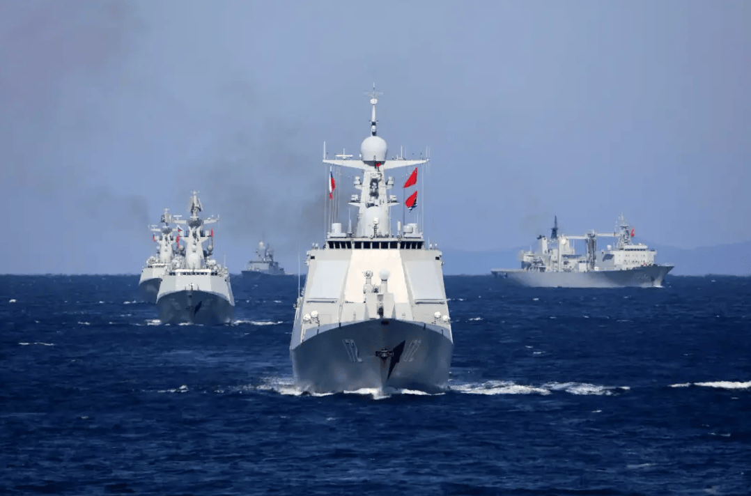 中俄军舰联合巡逻事实上,美方根本无须大惊小怪,这也并非中国海军舰队