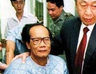 甚至还去威胁当时的主演吕良伟,不过在91年吴锡豪因肝癌特赦出狱,他在