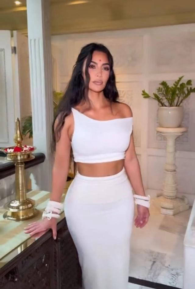 金-卡戴珊姐妹低调出席印度首富儿子婚礼,服装品牌估值达40亿美元