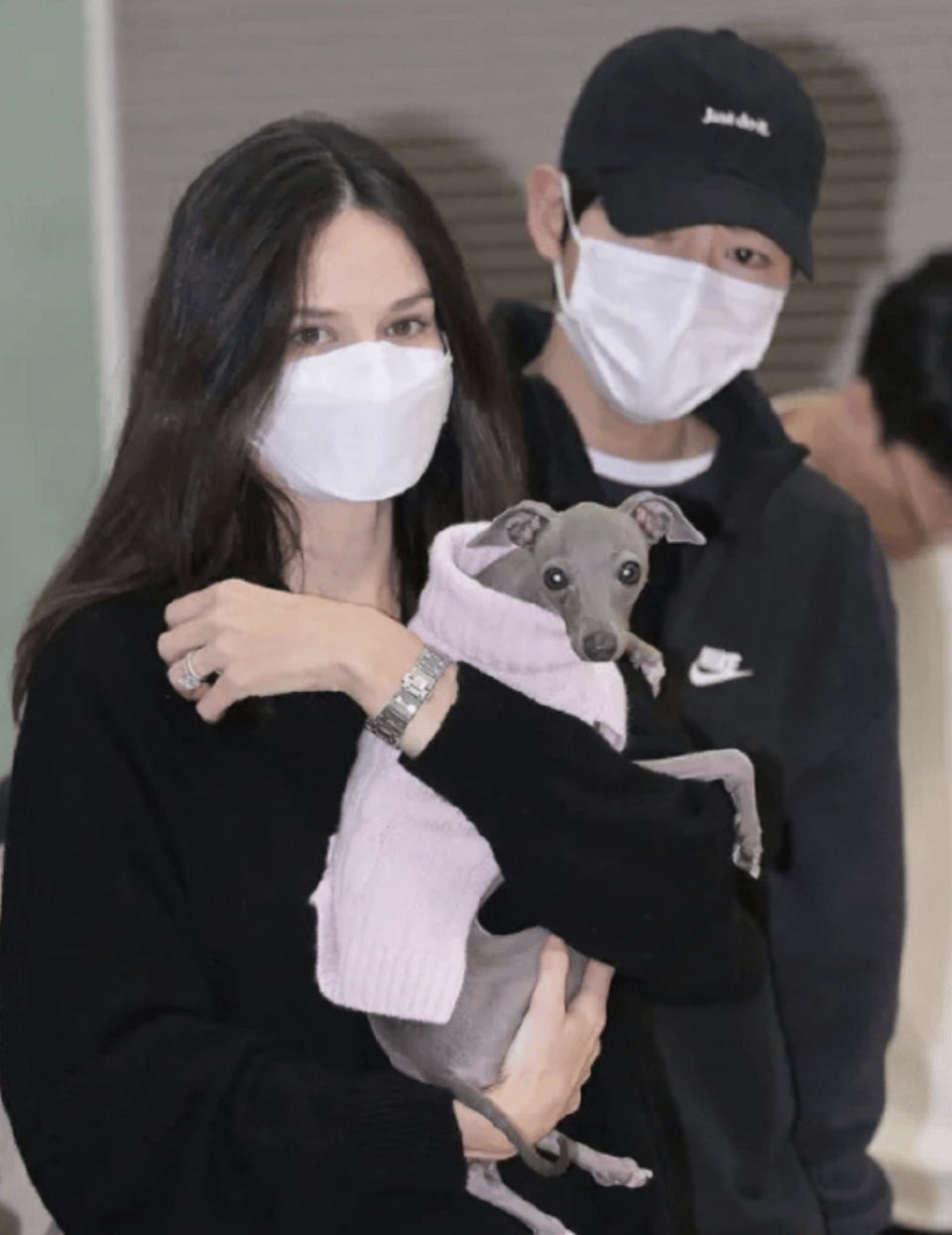 宋仲基妻子被曝怀2胎准备生产,经纪公司证实喜讯,儿子刚满1周岁_凯蒂