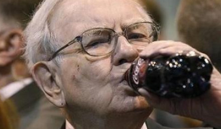 看上面巴菲特的表情,这