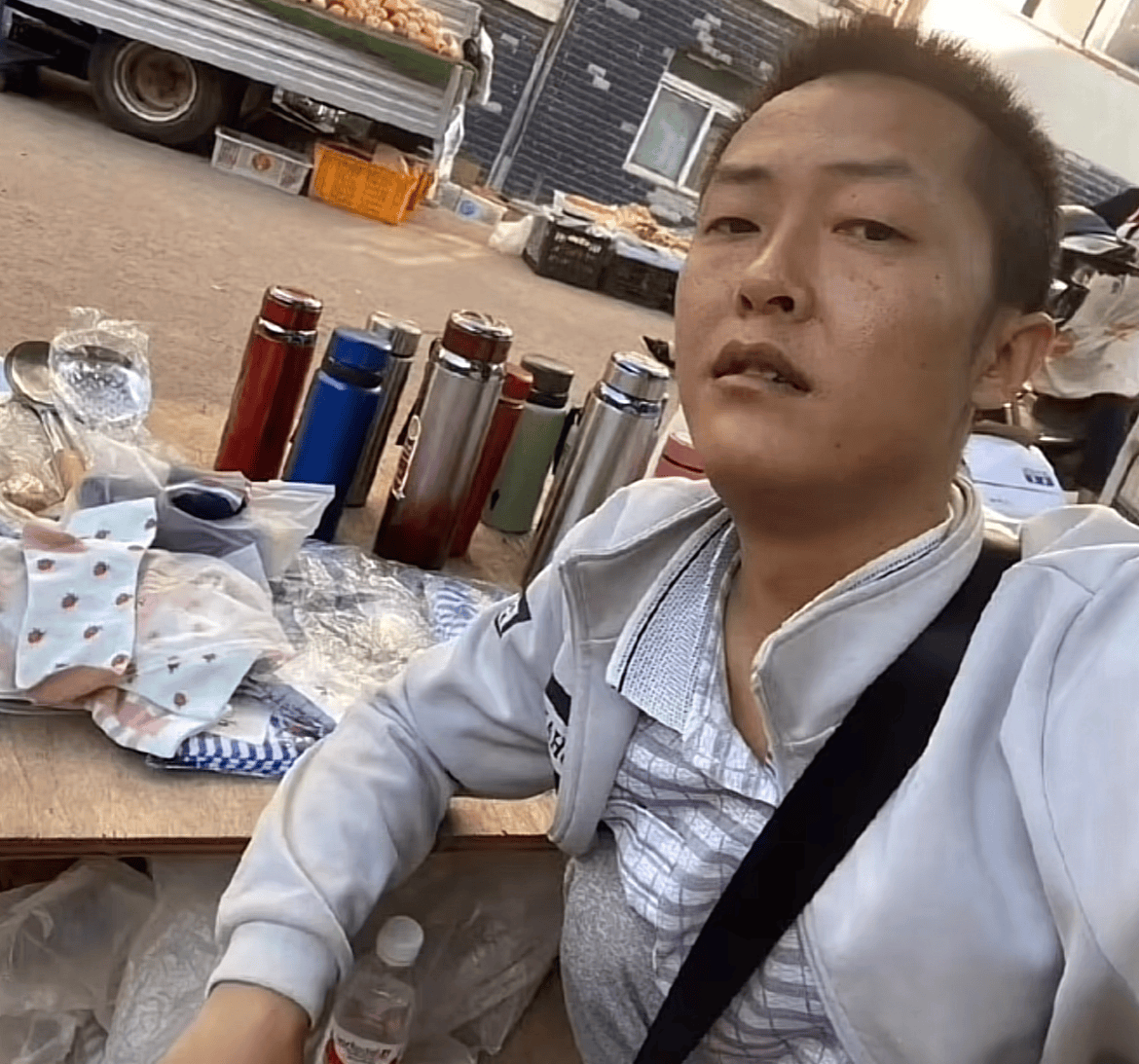 笑停不了!痛心!90后网红周平不幸去世,蹲着走路独居山林,知情人曝原因