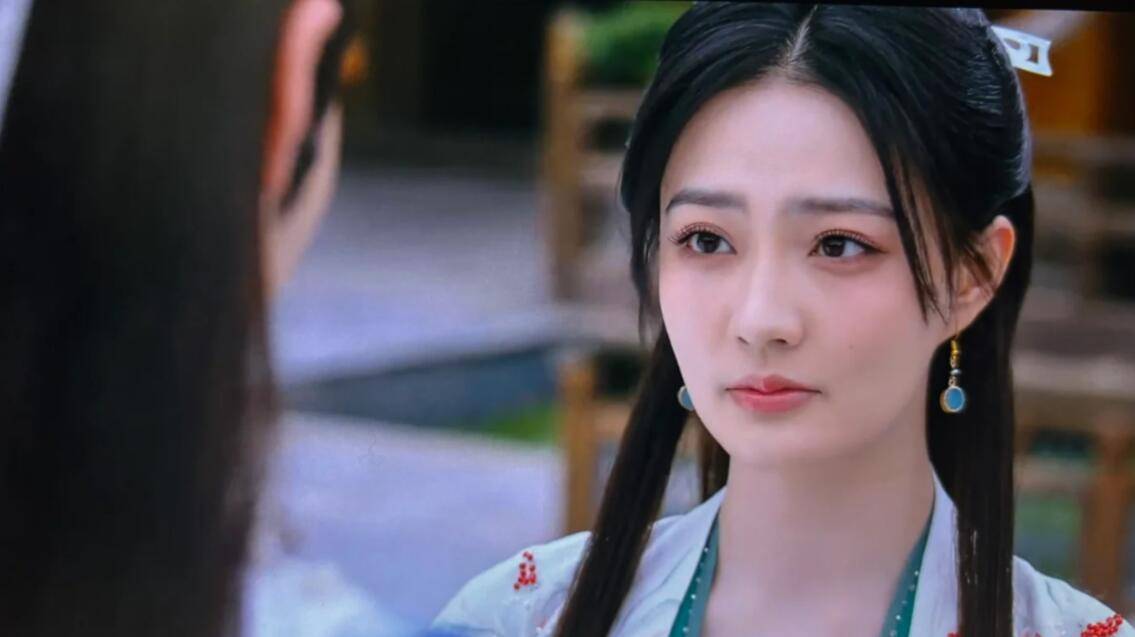 29岁徐璐又恋爱了!和男友日本旅游被拍,小腿满是伤,男友被骂惨