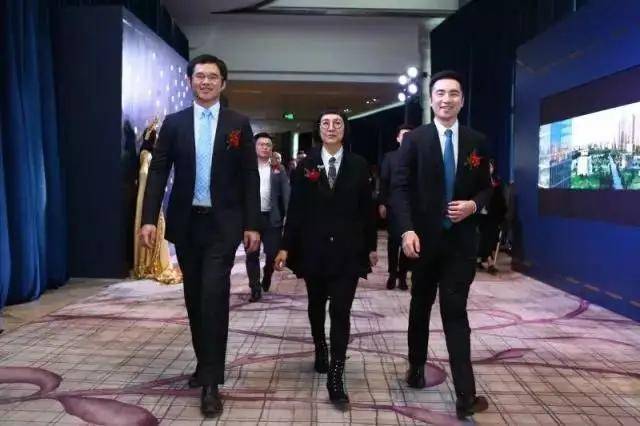 《欢乐颂》中得到了重要的角色,出演一个乖乖女,乔欣走红后有了富二代