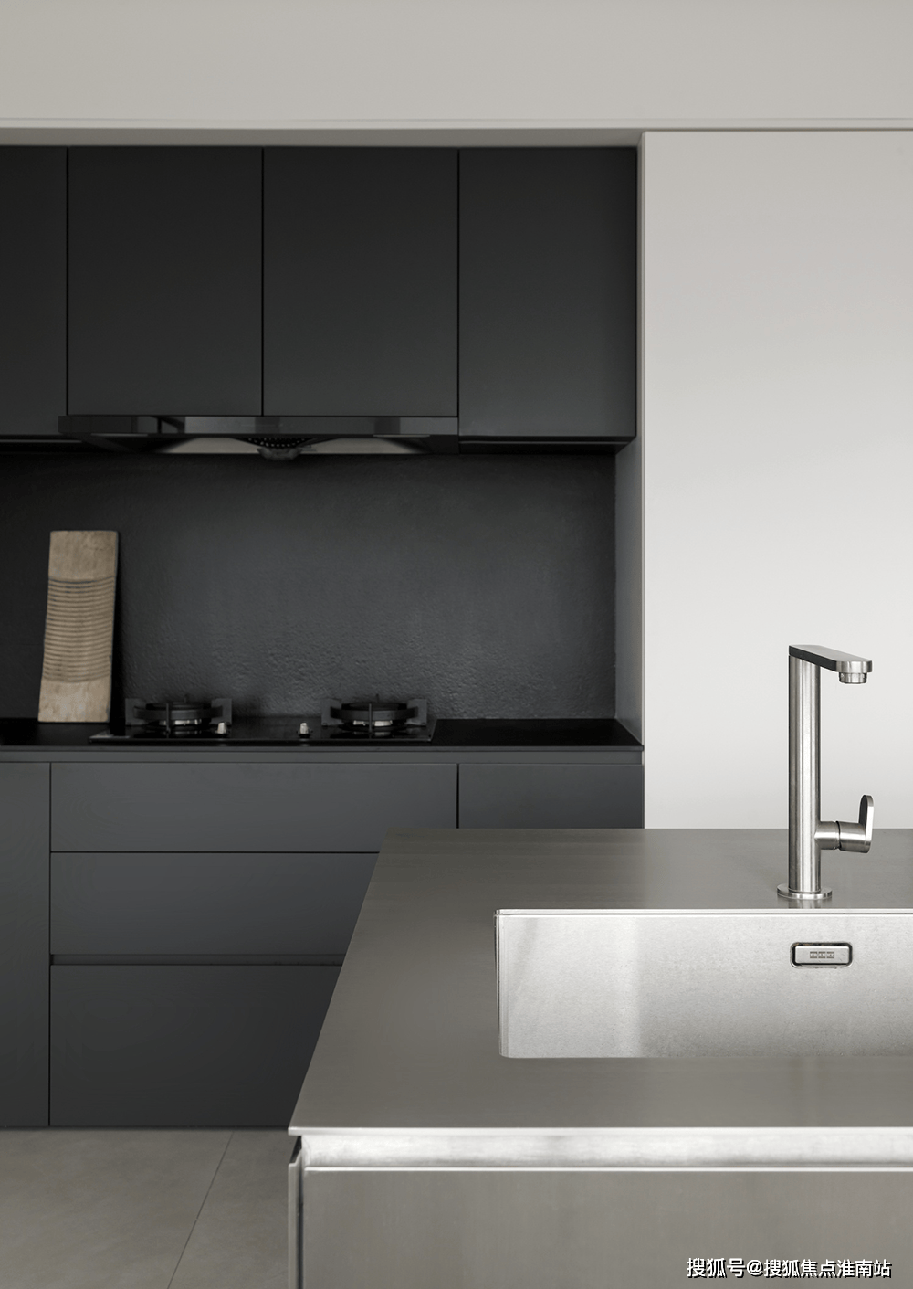 开放式的不锈钢岛台面向28层的城市全景而坐,窗外的摩天大楼和建筑物