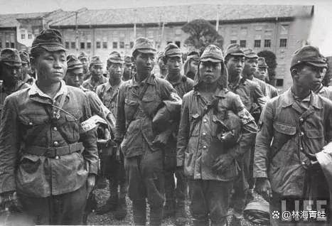 日本政府代表重光葵和军方代表梅津美治郎,在"密苏里"号战列舰签署