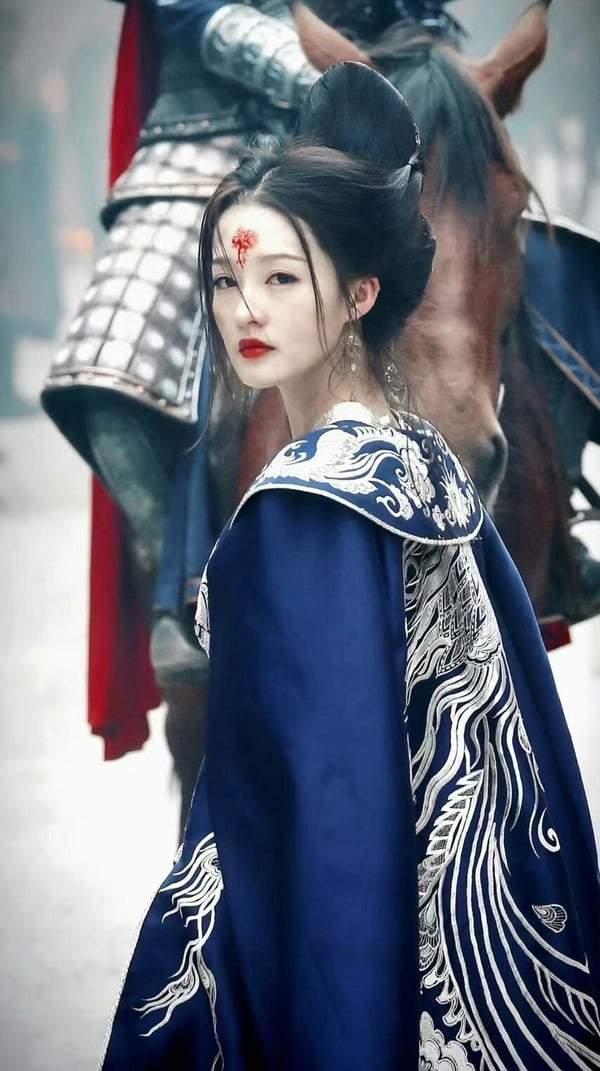 她在剧里饰演女二元淳,原本是天真烂漫,心思单纯的一国公主,一直以来