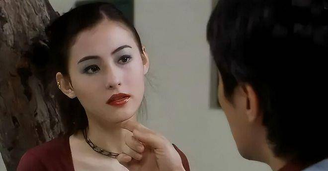 回到香港后,张柏芝凭借出众的外貌和才华,很快引起了星探的关注.