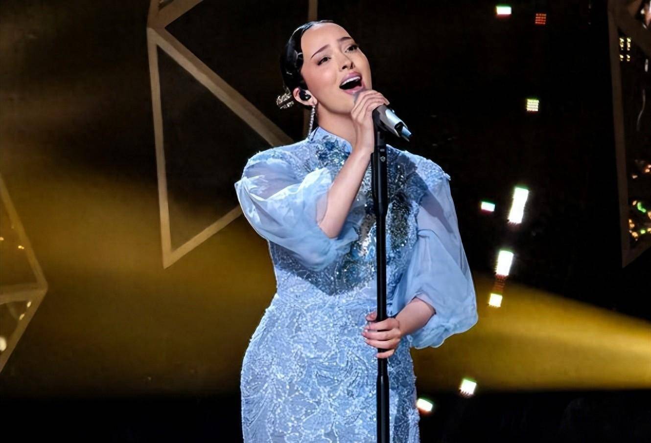 凡希亚又胖了，网友：到中国参加节目的外国明星就没有瘦着离开的_搜狐网, image size:1330x906