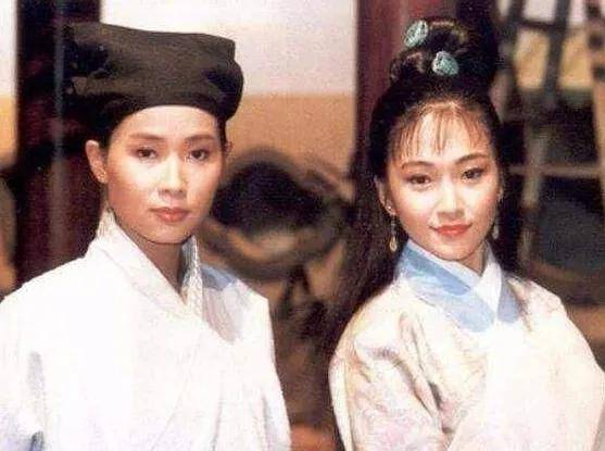 90年代,台 湾著名女制作人杨佩佩非常欣赏叶童在电影《笑傲江湖》里