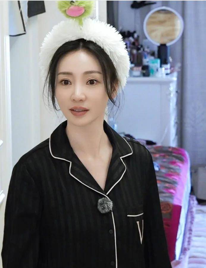 为钱出道,借胸上位,娱乐圈最后一位性感尤物,竟是现代"樊胜美"?