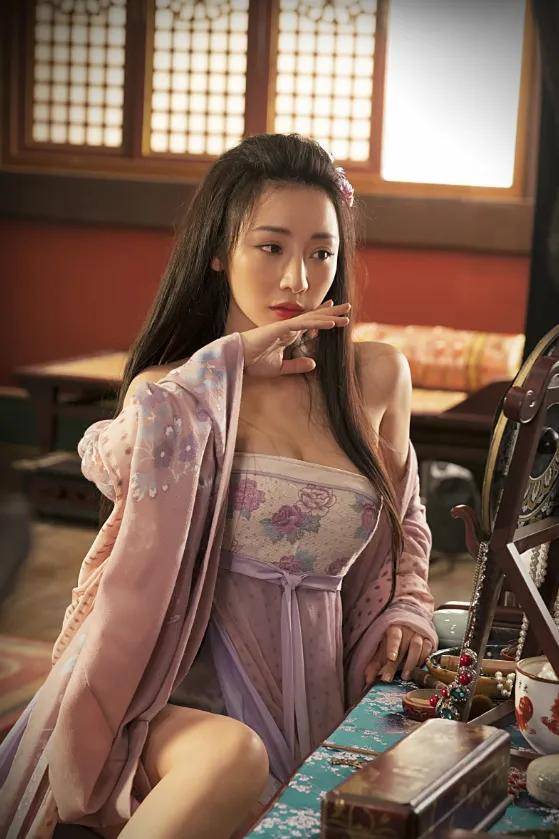 为钱出道,借胸上位,娱乐圈最后一位性感尤物,竟是现代"樊胜美"?