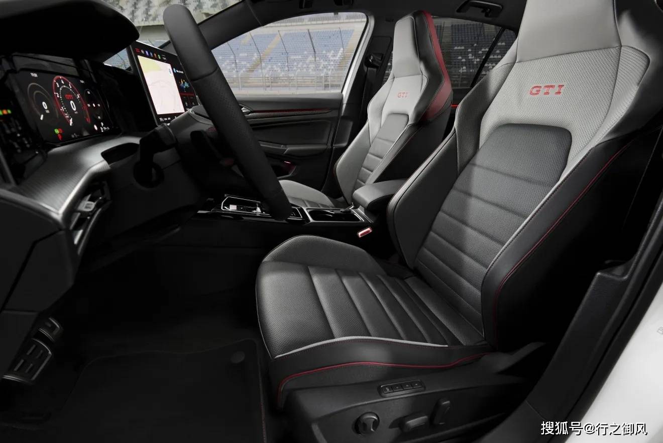 与高尔夫gti相比甚至内饰也没有什么大的变化,一样的数字仪表板和中控