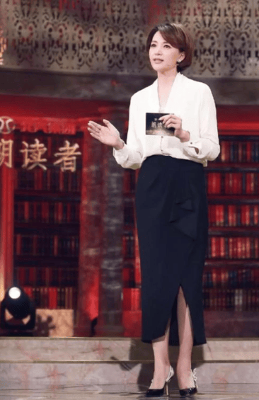 这一次,好口碑被丈夫尽毁的董卿,竟以这种"姿态"回归了