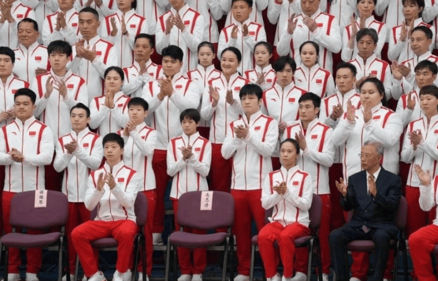 孙颖莎合影前偷懒,全红婵赶紧提醒:一把手在咱们身前